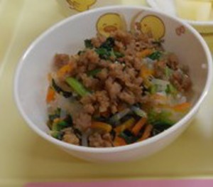 野菜を全て混ぜ合わせたビビンバ