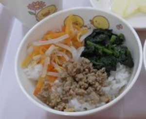 野菜ごとに味付けして盛り付けたビビンバ