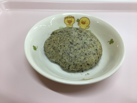 カップで作った黒ゴマ蒸しパン